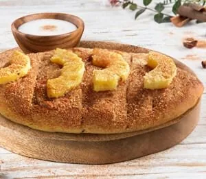 أعواد القرفة مع الأناناس
